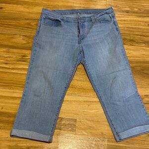 Levi’s ladies light wash denim cropped jeans; size 33